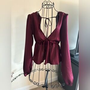 Lelis lightweight V neck long sleeve top size 8